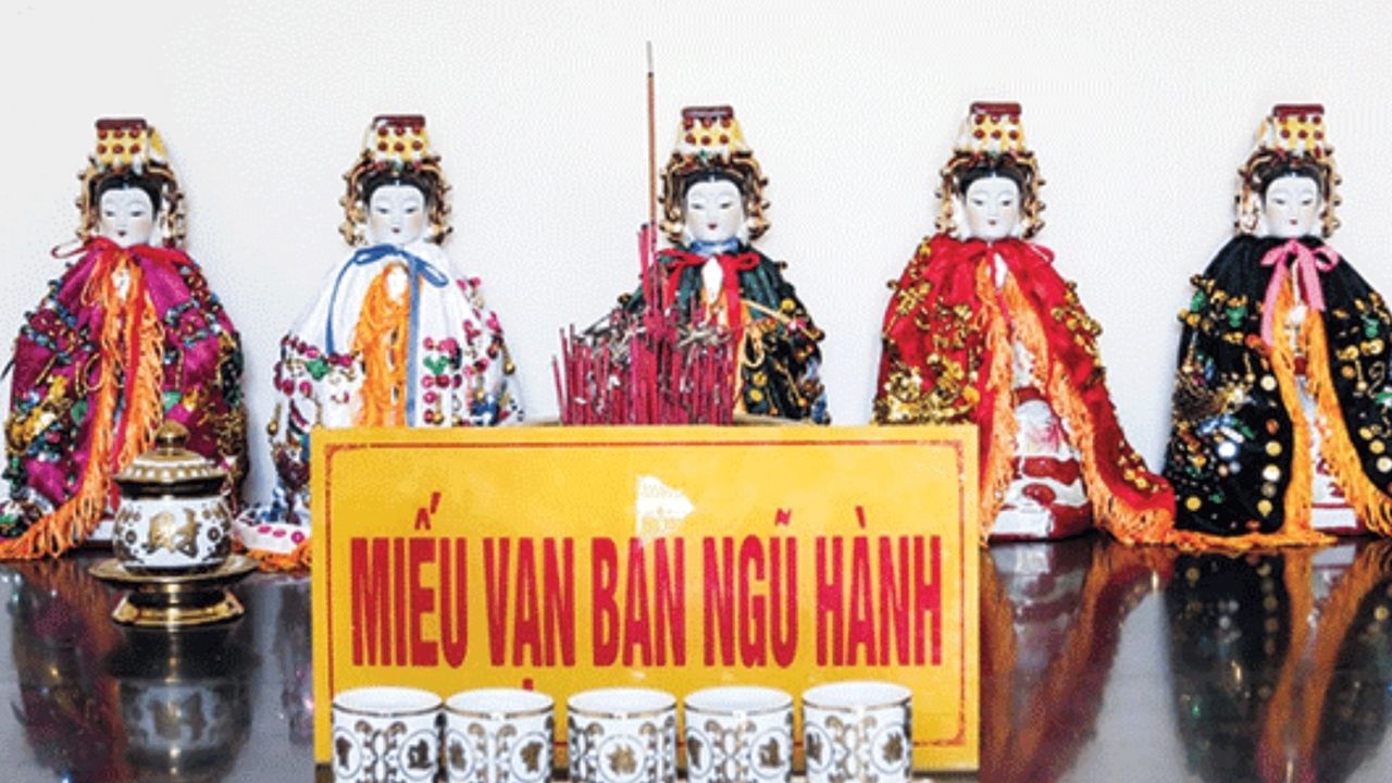 Cận cảnh gian thờ chính với 5 bức tượng Ngũ Hành Nương Nương và sắc phục 5 màu