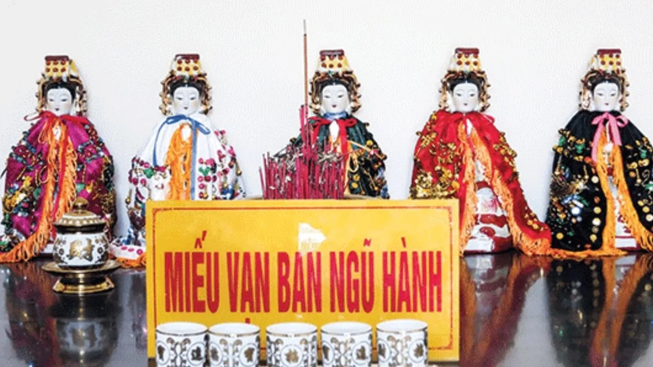 Cận cảnh gian thờ chính với 5 bức tượng Ngũ Hành Nương Nương và sắc phục 5 màu