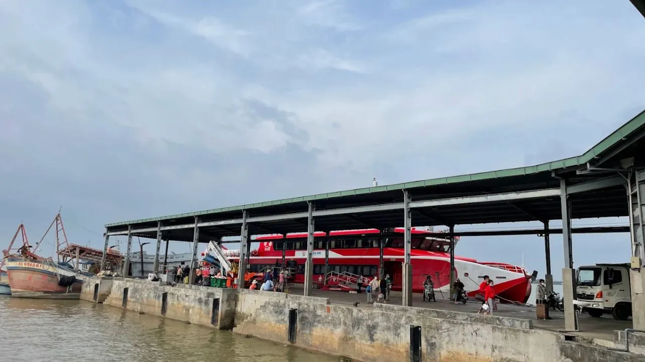 Ngư dân và thương lái tấp nập bốc dỡ hải sản tại cảng cá Trần Đề
