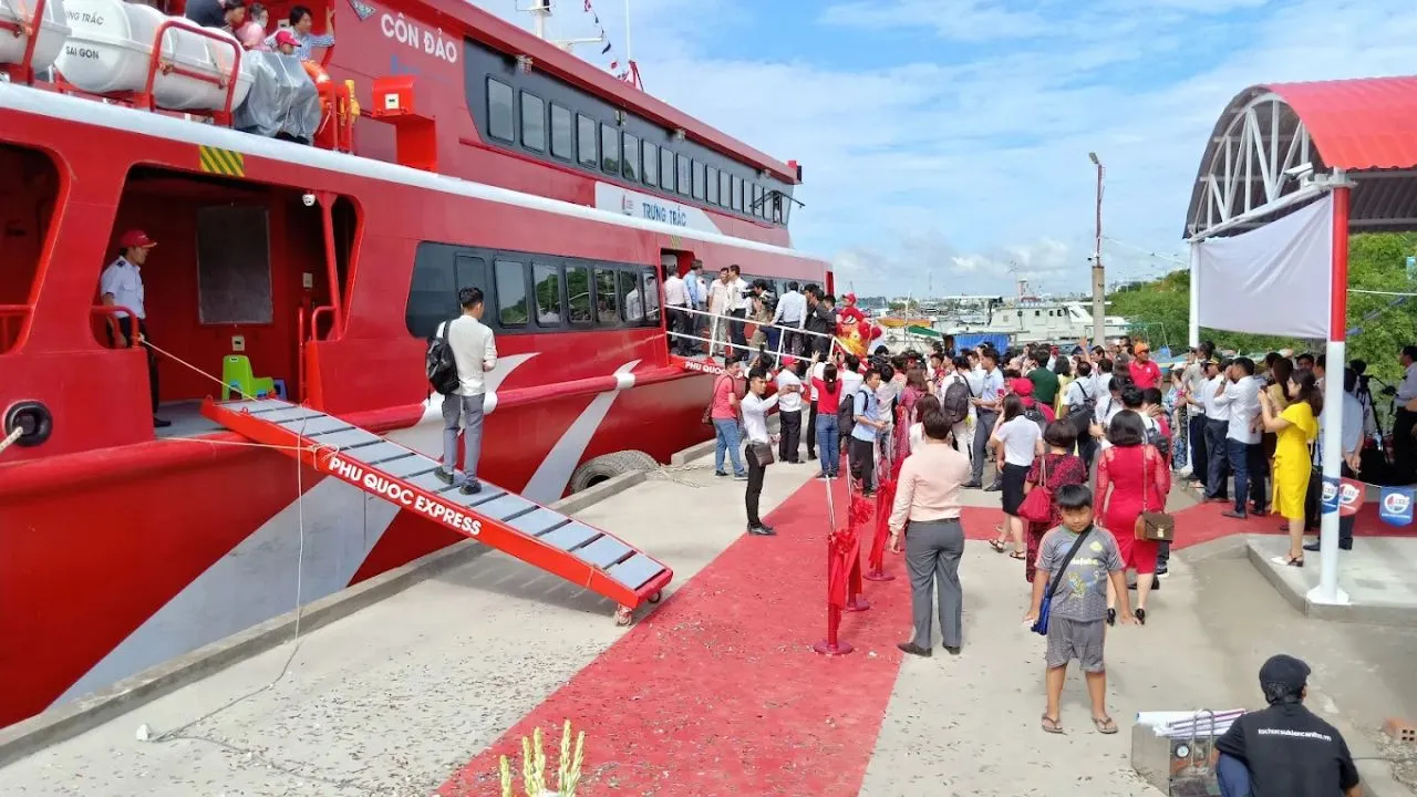 Cầu cảng Phú Quốc Express đi Côn Đảo trong cảng cá Trần Đề