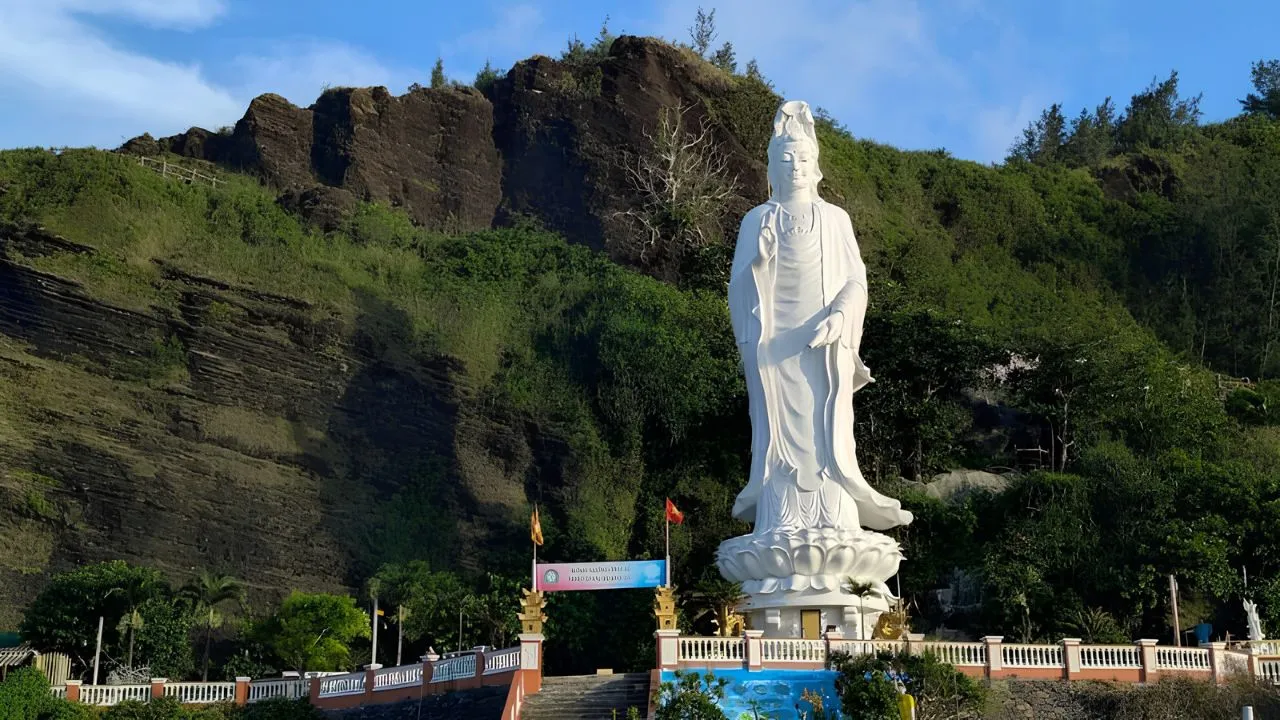 Chùa Đục và tượng Phật Bà Quan Âm cao 27m linh thiêng là điểm đến tâm linh nên ghé thăm