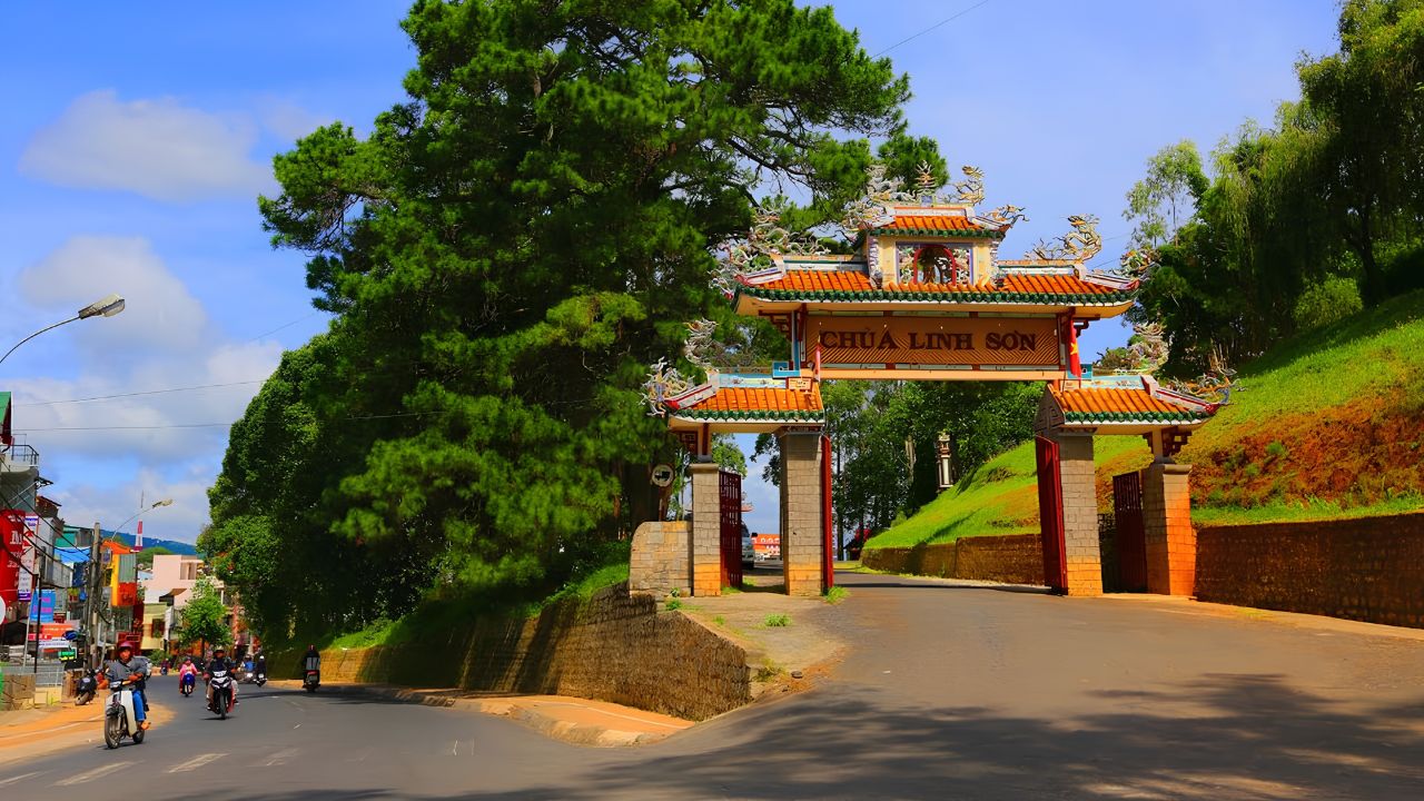 Chùa Linh Sơn địa điểm tâm linh nổi tiếng ở Phú Quý