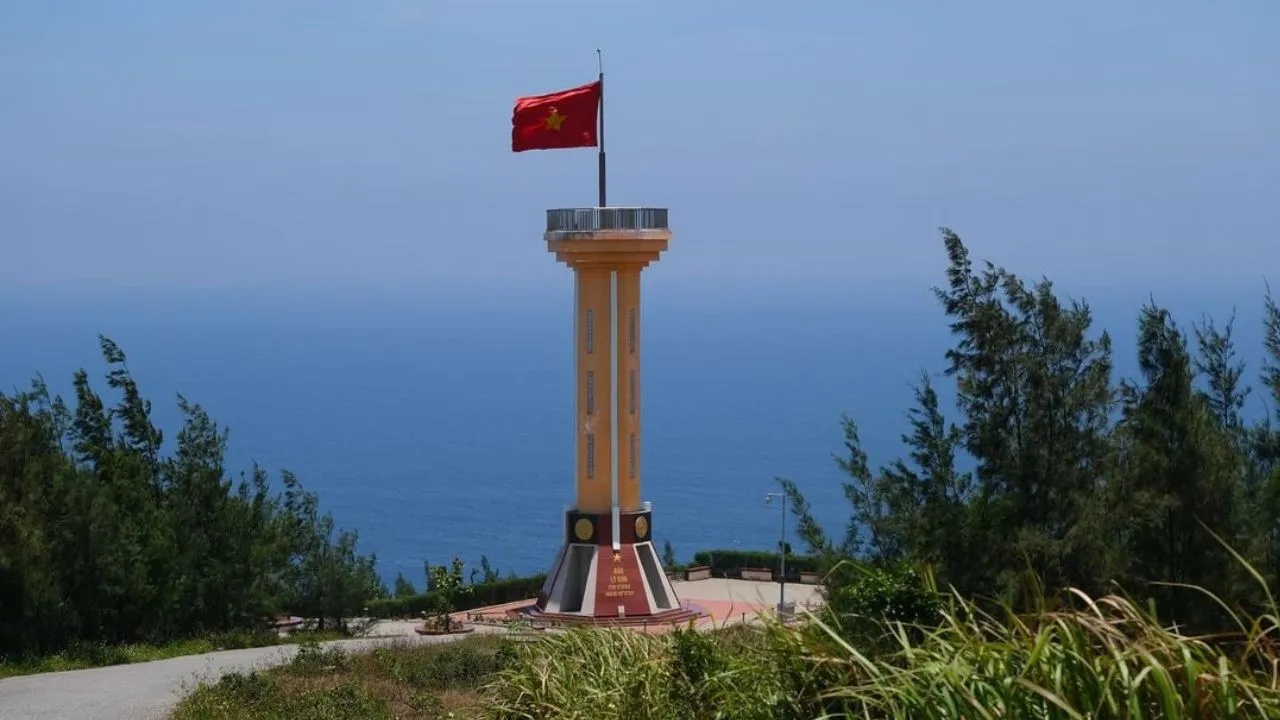 Đỉnh Thới Lới và Cột cờ chủ quyền ở Lý Sơn