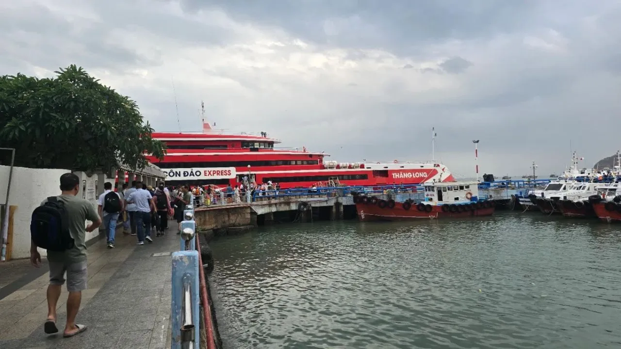 Passengers traveling on the route from Cau Da port Vũng Tàu to board the ship Phú Quốc Express