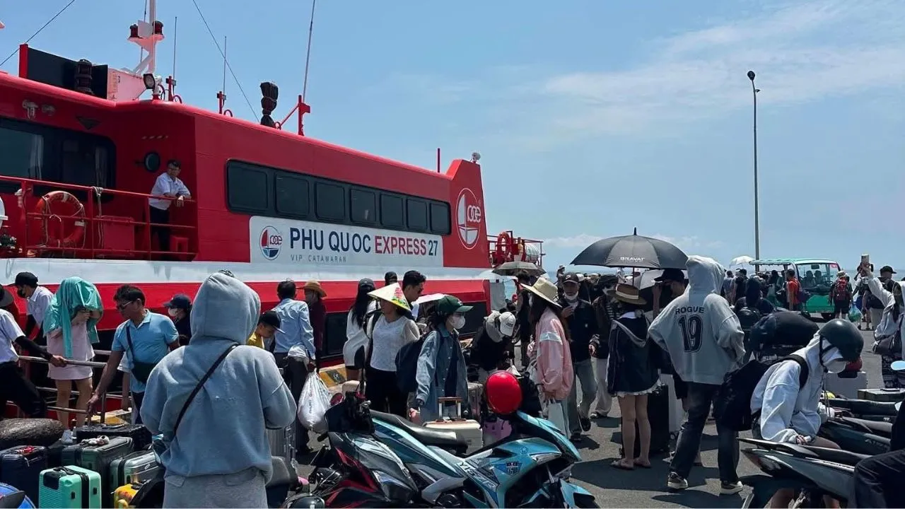 Du khách rời tàu đặt chân xuống Lý Sơn