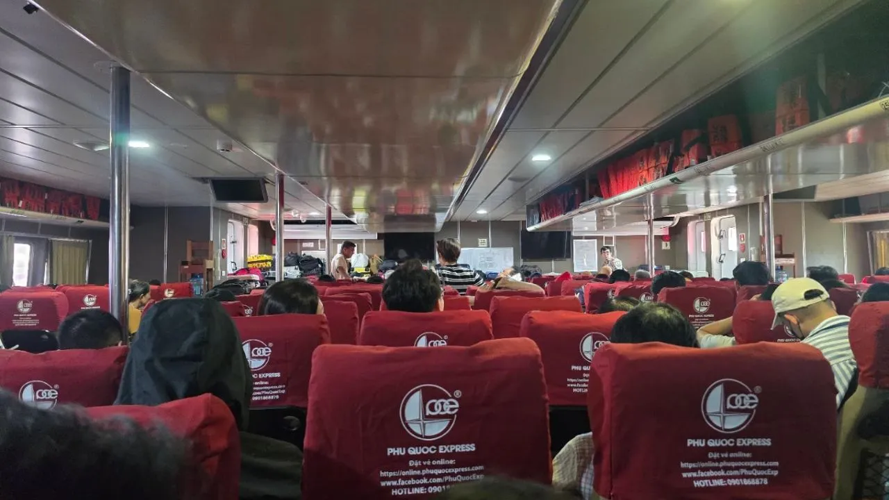 Ghế ngồi trên tàu Trưng Trắc của Phú Quốc Express