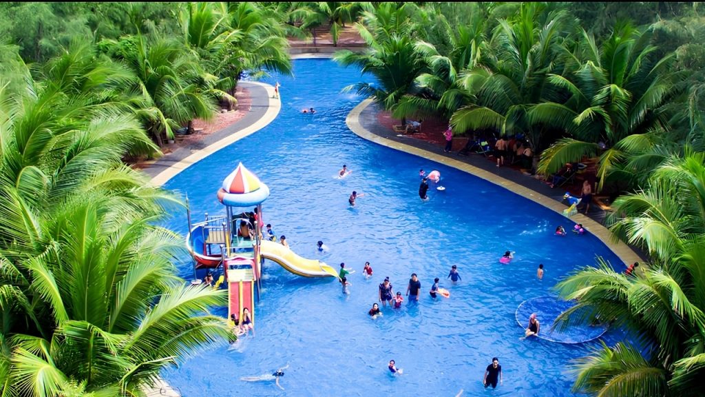 Toàn cảnh Khu du lịch Long Cung Vũng Tàu với không gian xanh mát và bãi tắm Thủy Tiên sạch đẹp.