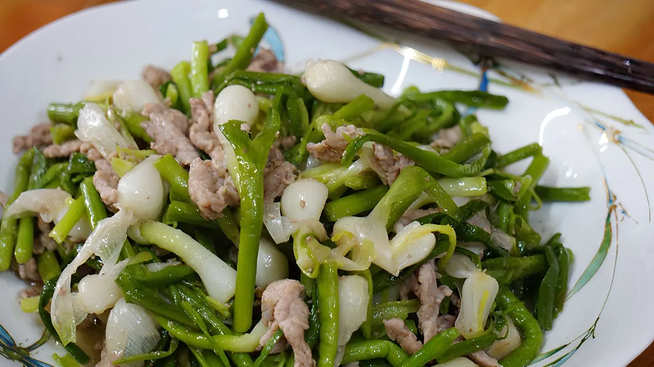 Dĩa gỏi tỏi Lý Sơn thơm phức kết hợp hải sản tươi được bày trí hấp dẫn trên bàn ăn