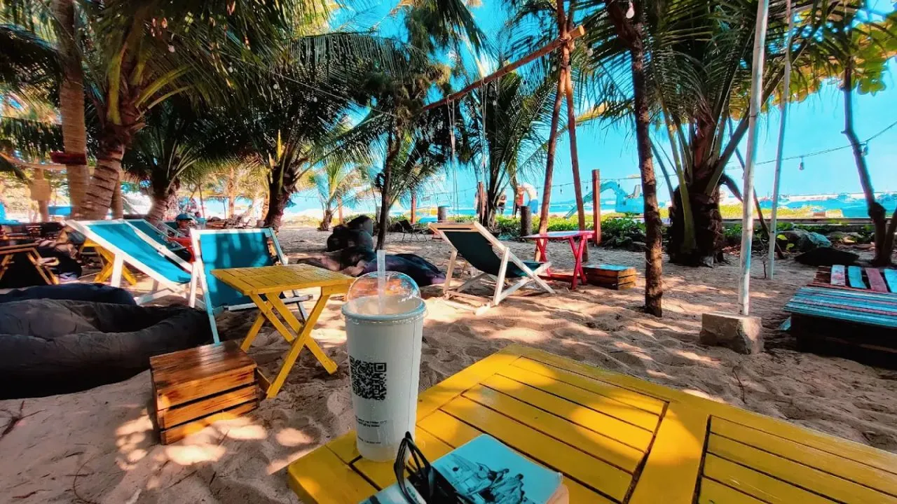 Harbor Coffee & BBQ: vườn dừa gần cảng