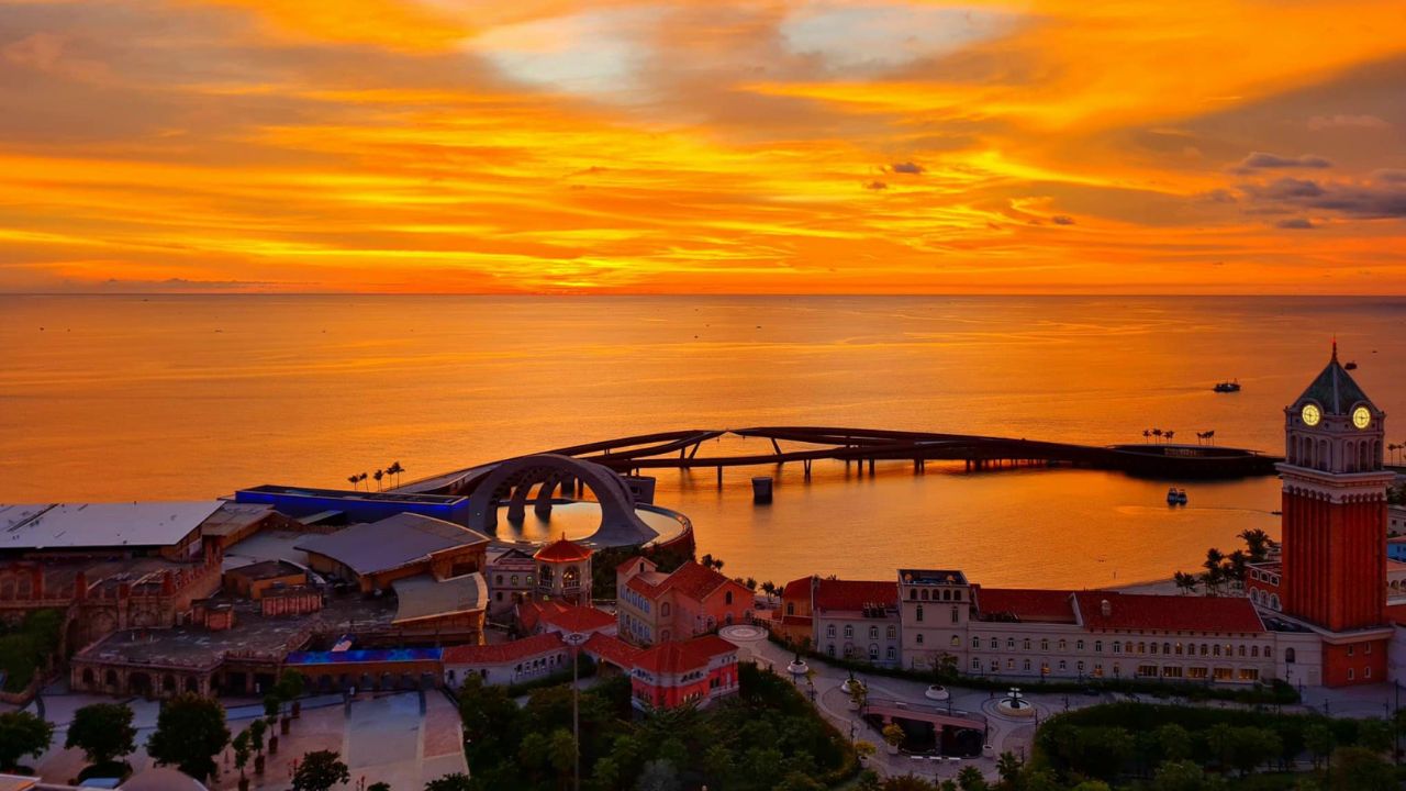 Khung cảnh hoàng hôn rực rỡ tại Thị trấn Hoàng Hôn Sunset Town và Cầu Hôn