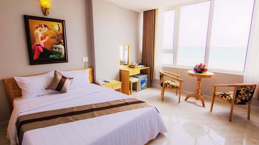 Không gian phòng nghỉ đơn giản và sạch sẽ tại Ngọc Hạnh Hotel Vũng Tàu.