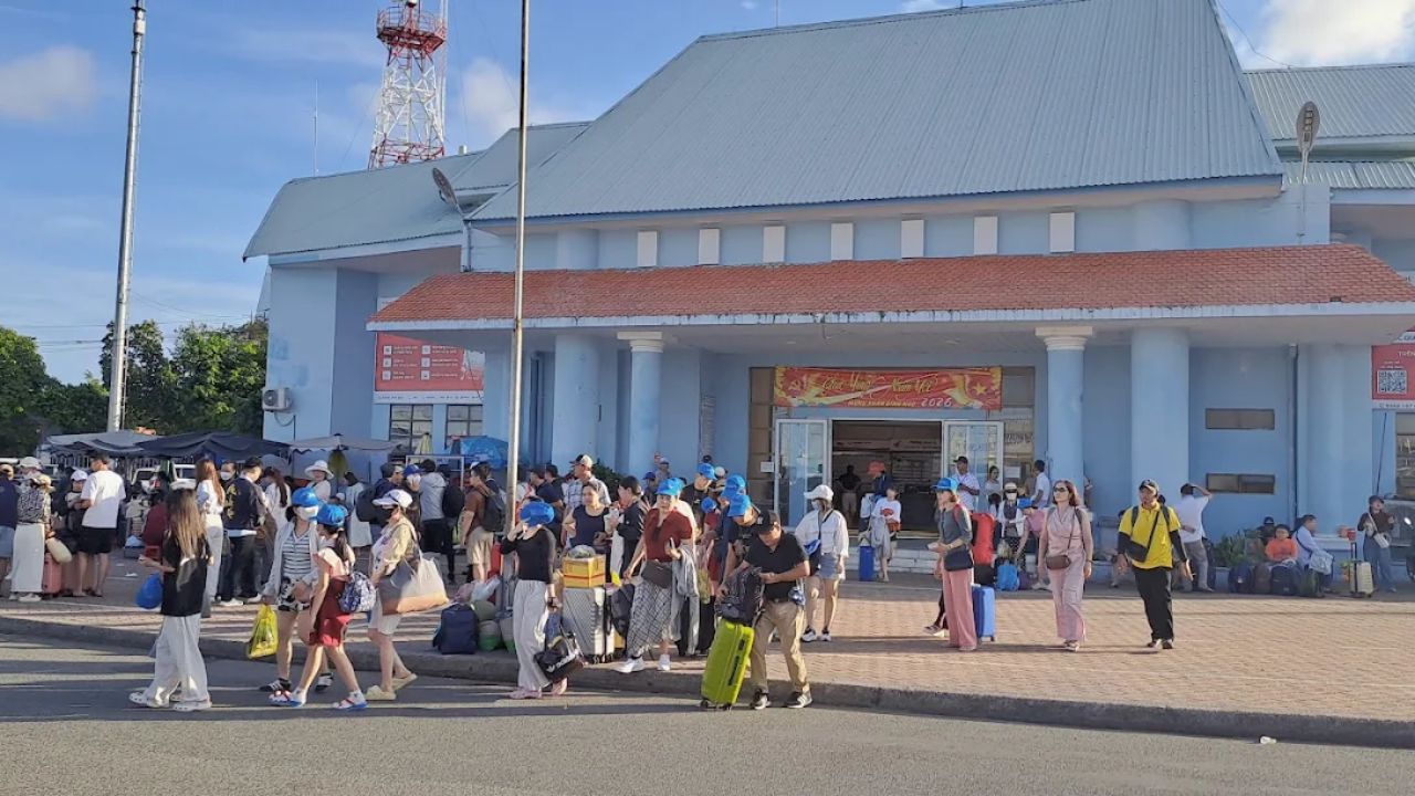 Khách hàng đi ra cầu cảng để check in lên tàu cao tốc