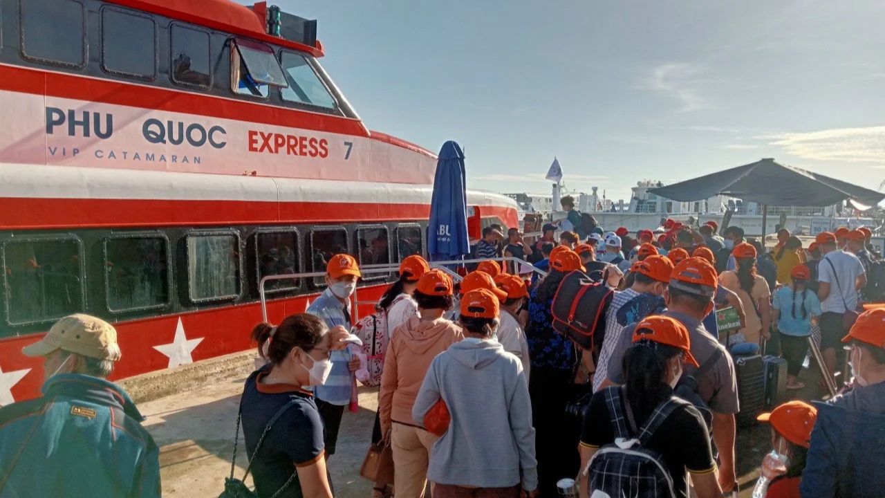 Khách hàng làm thủ tục lên tàu Phú Quốc Express