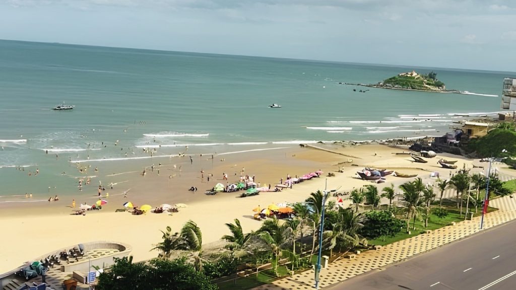Ban công nhìn thẳng ra biển của Khách sạn Romeliess & Corvin Hotel