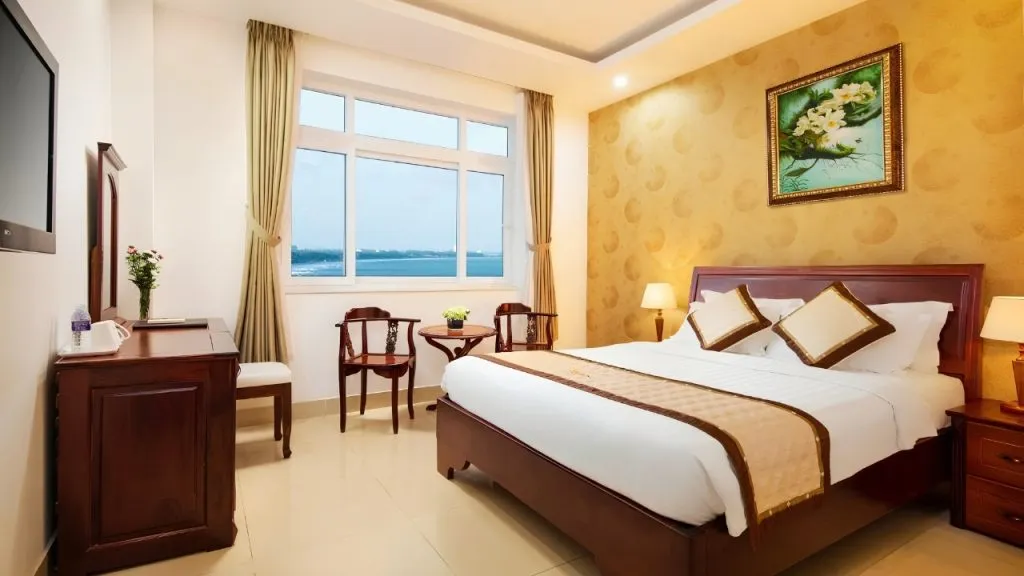 Corvin Hotel – khách sạn 3 sao Vũng Tàu gần biển với bể bơi sân thượng hướng biển.