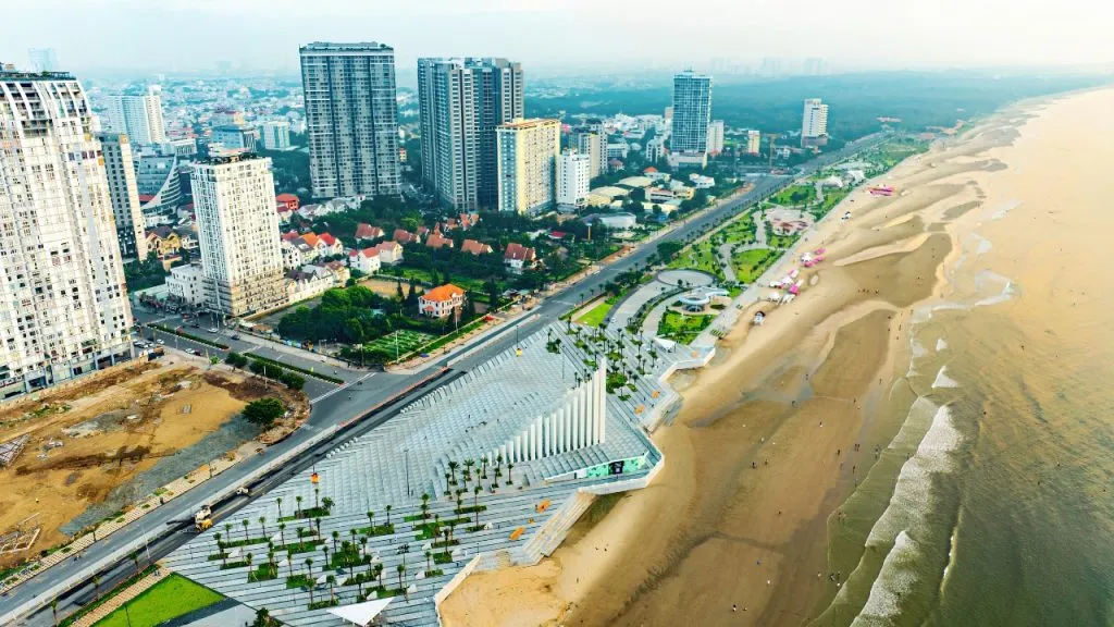 Khung cảnh đường Thùy Vân sầm uất nhìn ra Bãi Sau Vũng Tàu