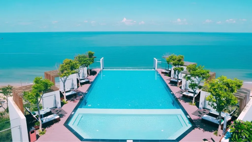 Hồ bơi sang trọng tại Ibis Styles Vũng Tàu gần Bãi Sau