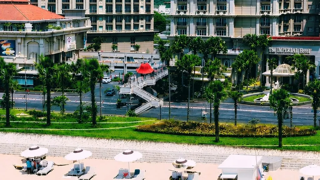 The IMPERIAL Hotel Vũng Tàu nhìn từ trên cao với khu nghỉ dưỡng và biển Bãi Sau