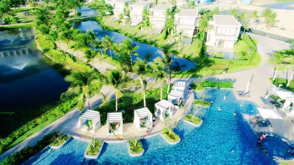Melia Hồ Tràm Beach Resort nhìn từ trên cao với bãi biển riêng và cát trắng