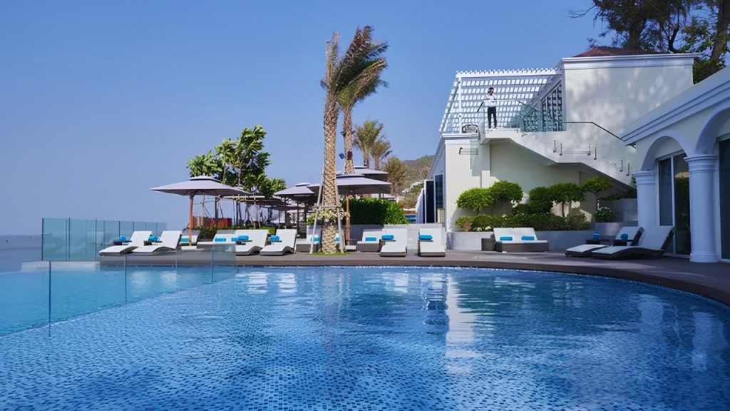 Hồ bơi nước mặn sát biển tại Mercure Vũng Tàu ở khu vực Bãi Dứa.