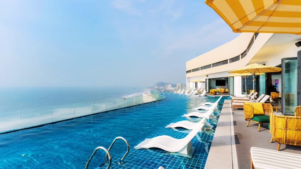 Hồ bơi vô cực view biển tại Vias Hotel Vũng Tàu.