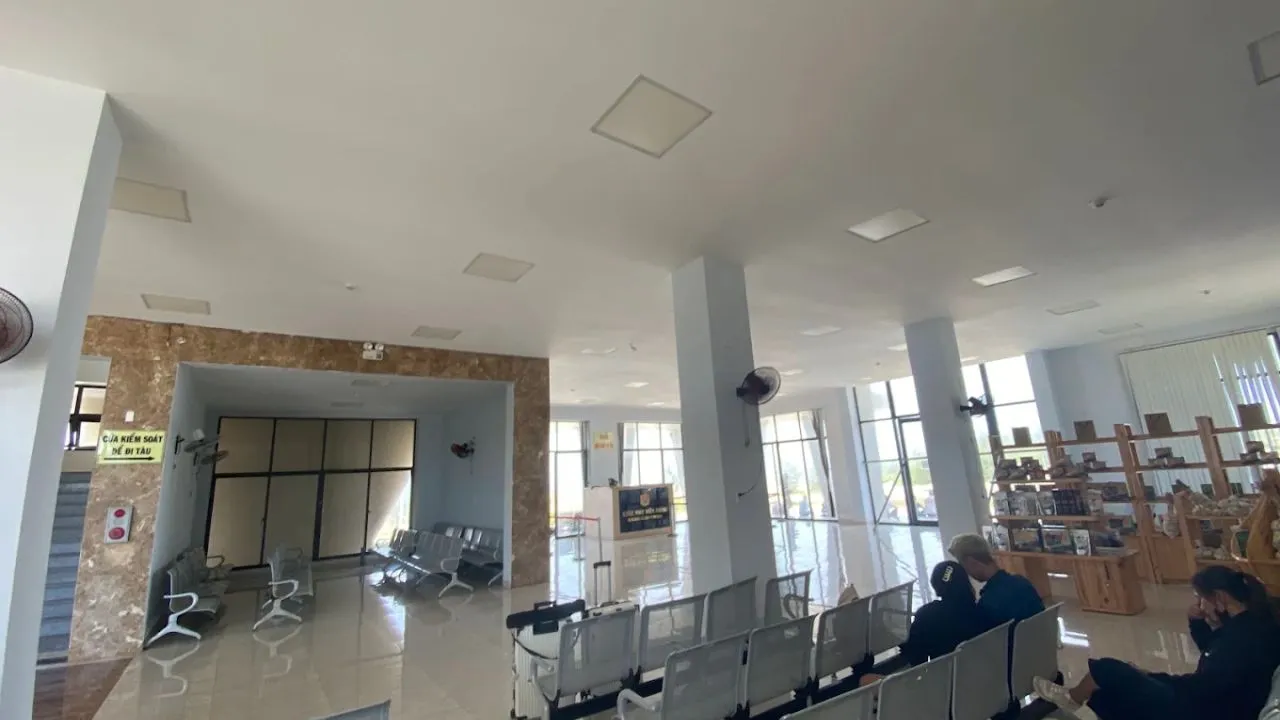 Không gian ghế ngồi chờ trong cảng Bến Đình Lý Sơn