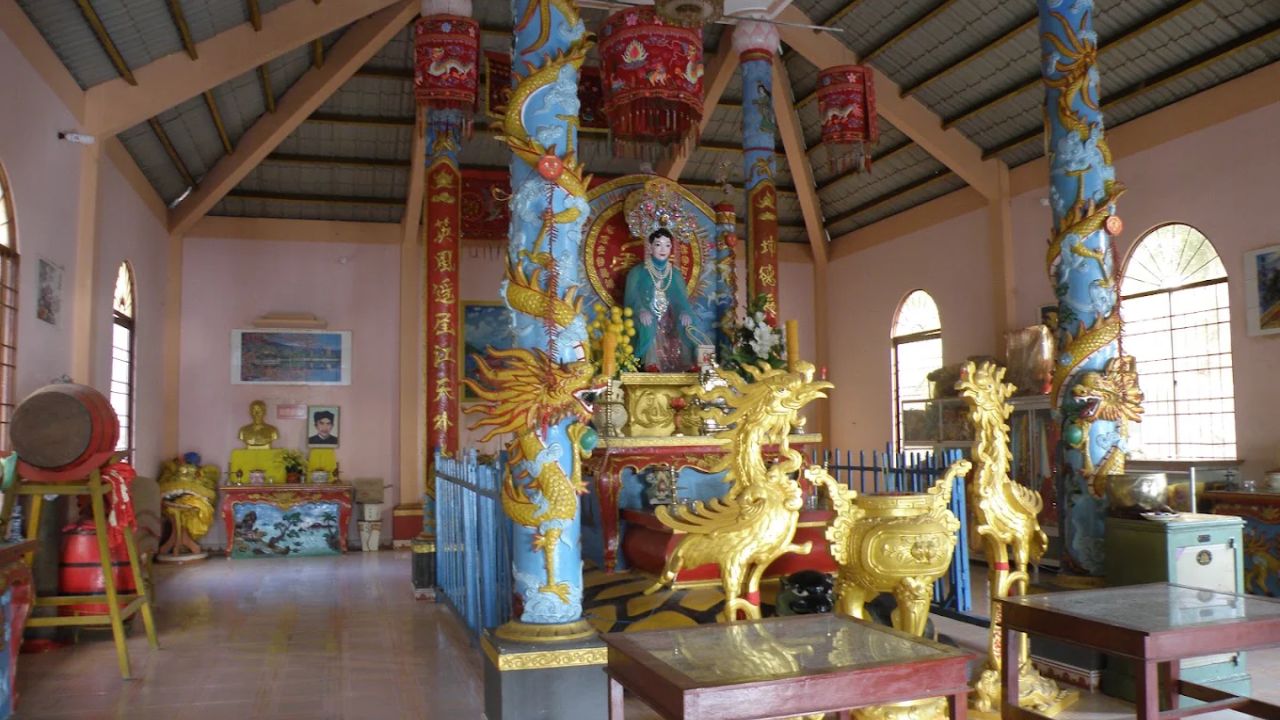 Không khí trang nghiêm, thành kính trong ngày lễ vía Bà tại Nam Du.