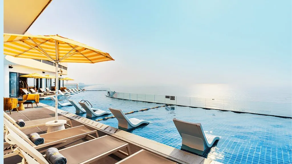 Hồ bơi vô cực trên tầng thượng Vias Hotel Vung Tau
