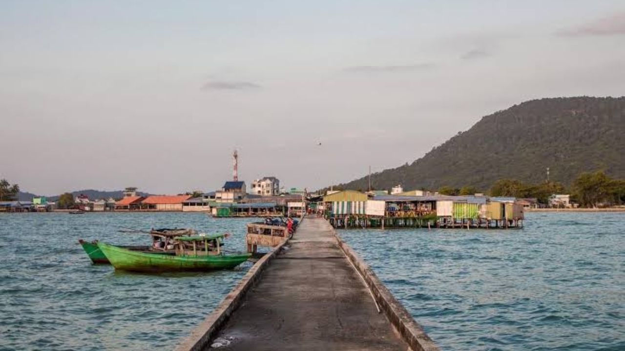Làng Chài Hàm Ninh với khung cảnh bình dị