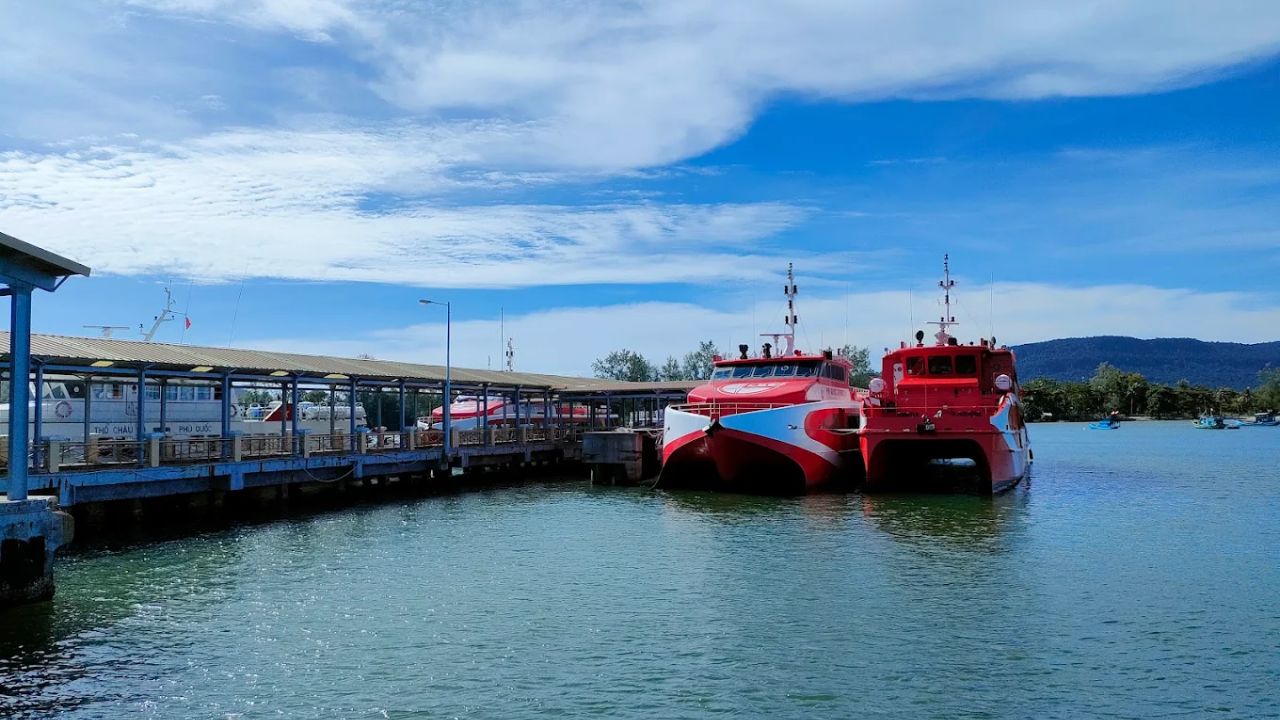 Lựa chọn tàu cao tốc Phú Quốc Express giúp hành trình vươn khơi đến đảo Ngọc trở nên an toàn, nhanh chóng và êm ái.