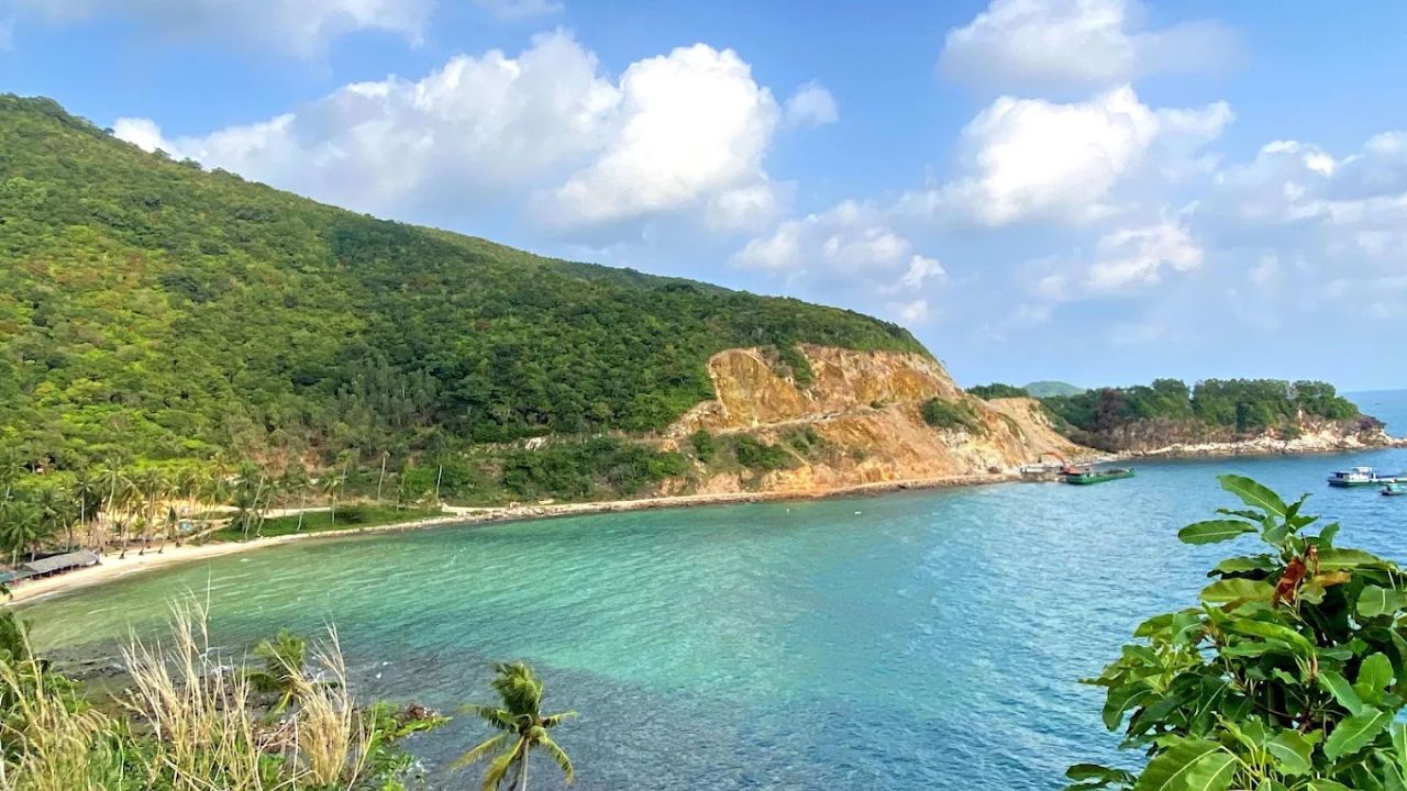 Mũi Đá Lở với những vách đá kỳ vĩ