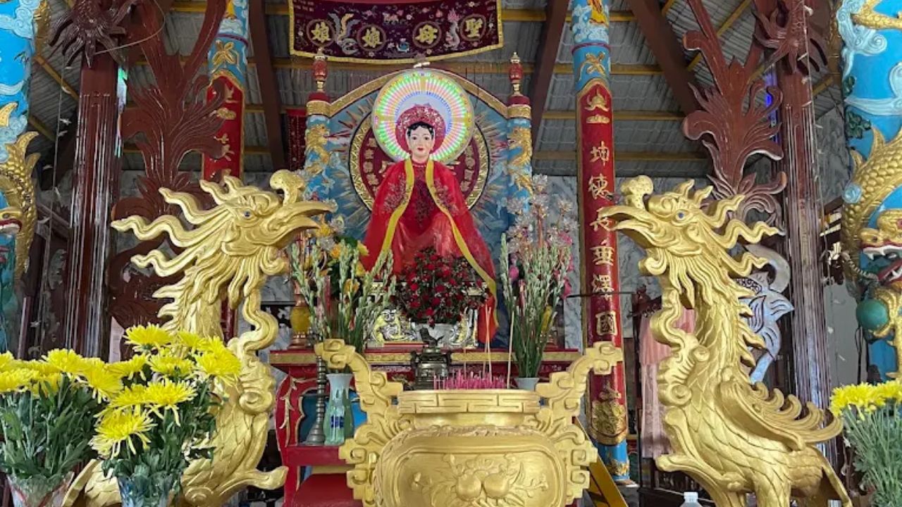Nét kiến trúc truyền thống đặc trưng với bình phong phượng hoàng và cổng sơn son thếp vàng.