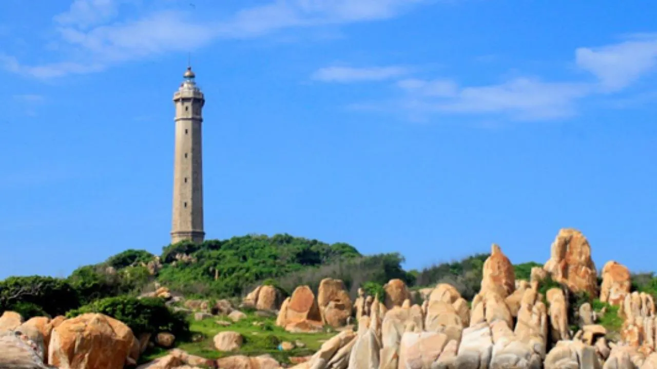 Conquering the ancient Seven Corners Lighthouse