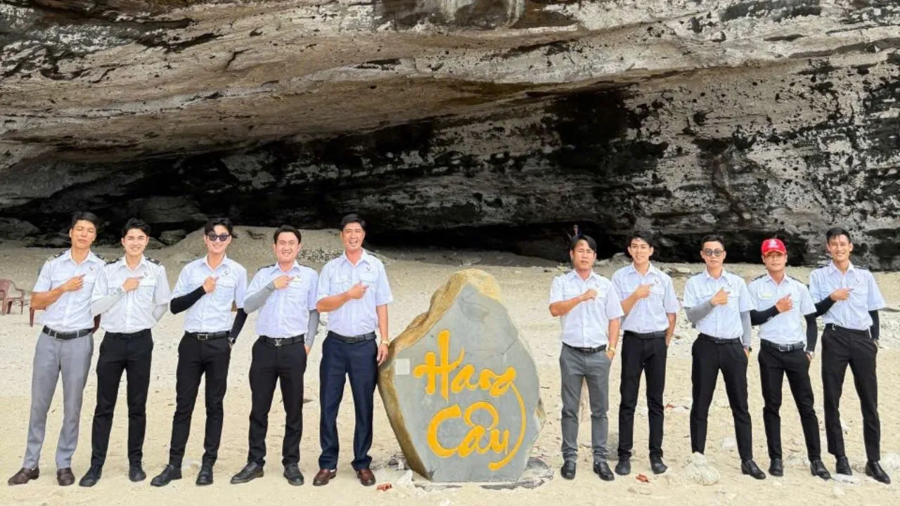 Nhân viên tàu Phú Quốc Express giàu kinh nghiệm, nhiệt finh hướng dẫn hành khách