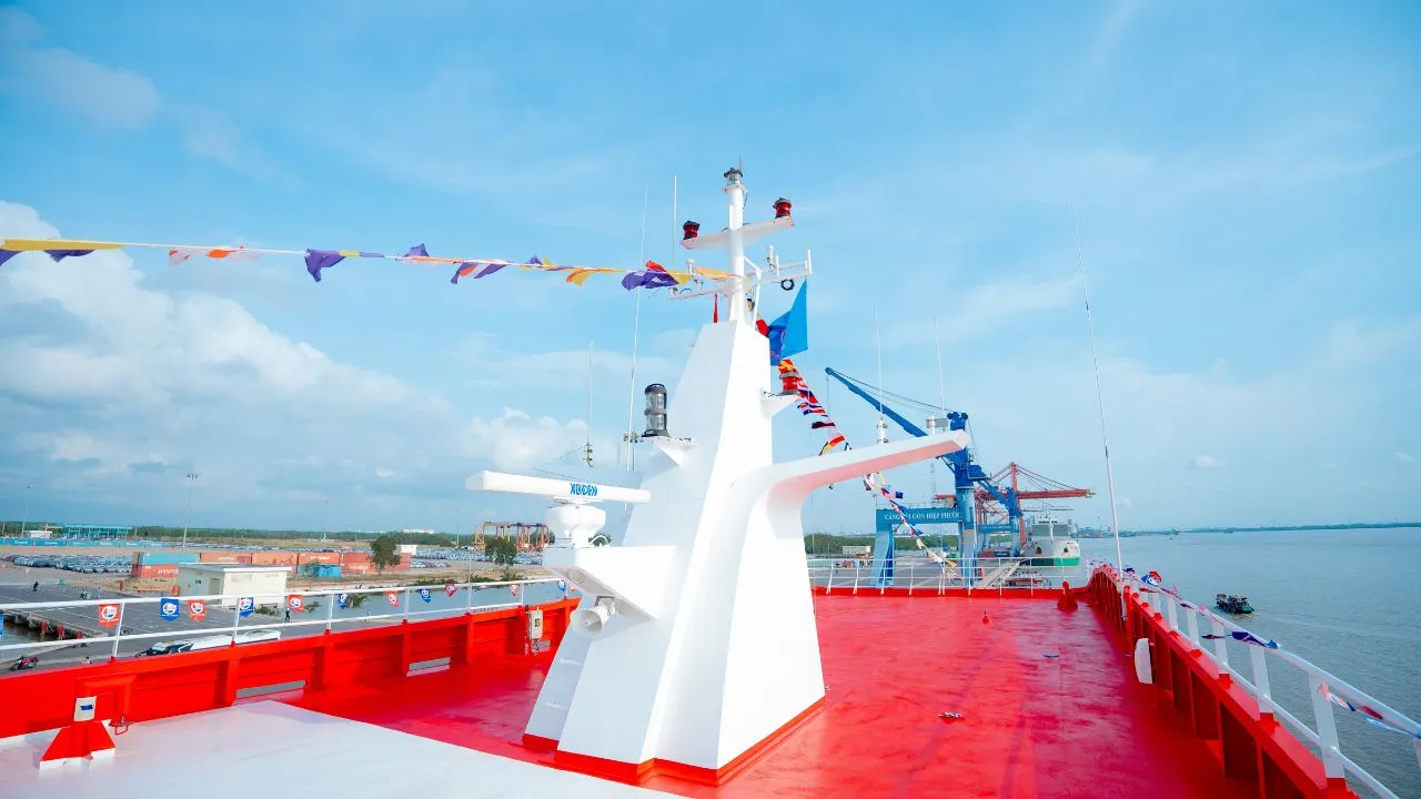 Ở boong tàu Thăng Long quan sát toàn cảnh cảng Hiệp Phước