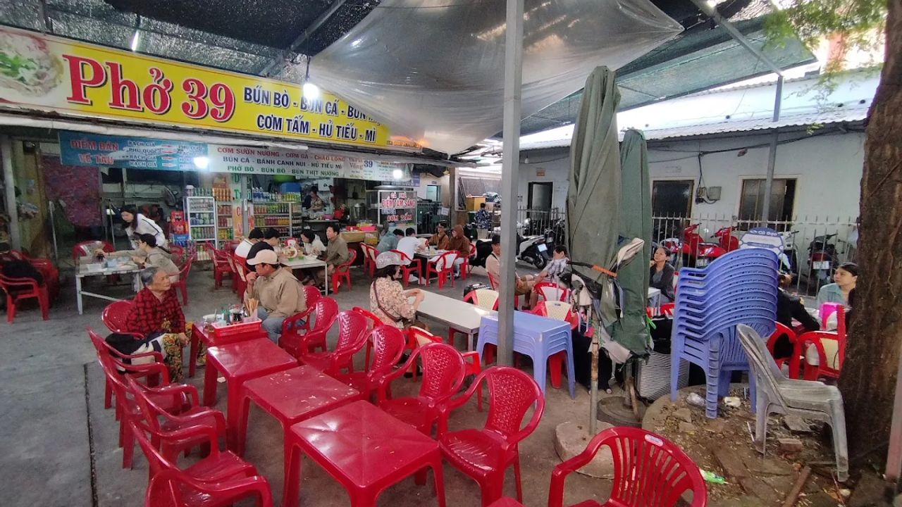 Quán café và hàng ăn sáng bún cá Rạch Giá nhộn nhịp du khách ghé thưởng thức trước giờ lên tàu
