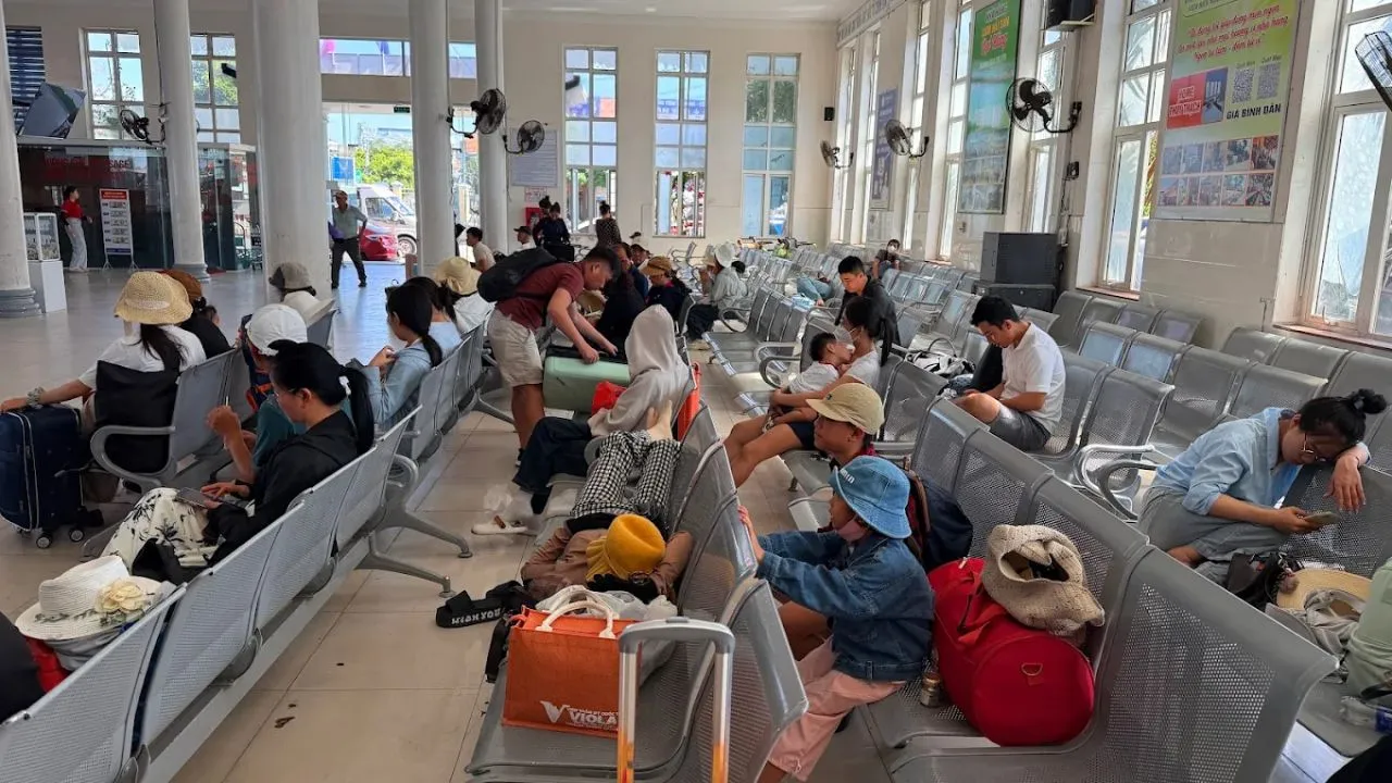 Sảnh chờ hành khách trong nhà ga Cảng Sa Kỳ