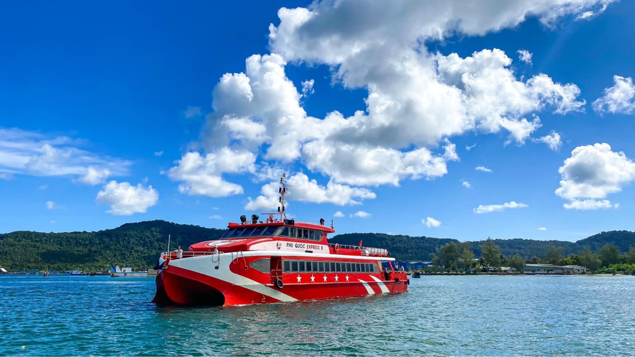 Tàu cao tốc hai thân màu đỏ Phú Quốc Express rẽ sóng trên biển xanh