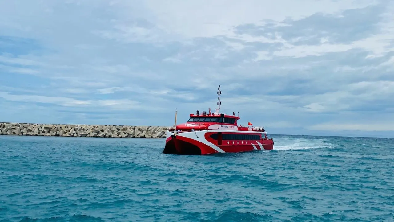 Tàu cao tốc hai thân Phú Quốc Express đang rẽ sóng trên biển hướng về phía đảo Lý Sơn.