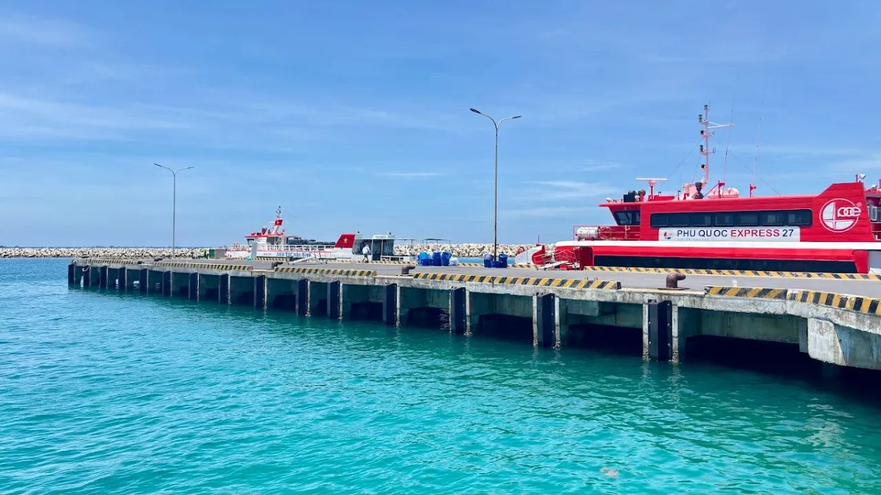 Tàu Phú Quốc Express 27 cập bến cảng Bến Đình Lý Sơn
