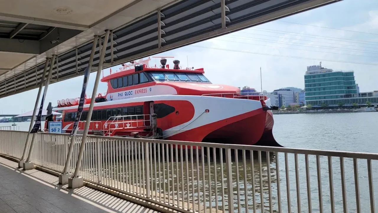 Ship 9 Phú Quốc Express is in the port Hà Tiên