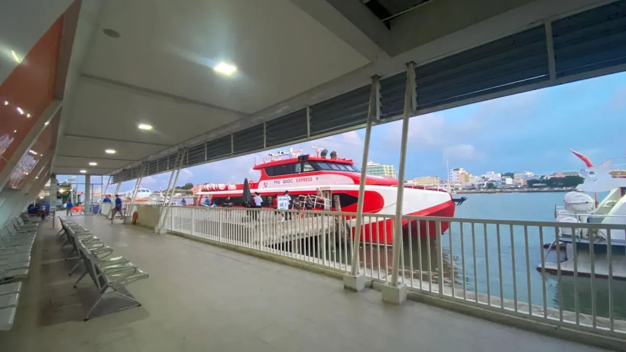 The ship Phú Quốc Express docked at the port Hà Tiên