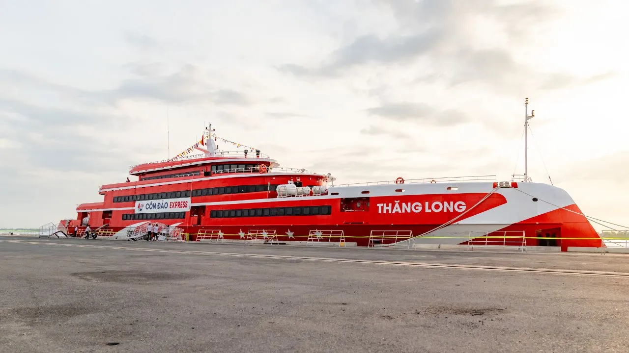 Tàu Thăng Long ở cảng Hiệp Phước