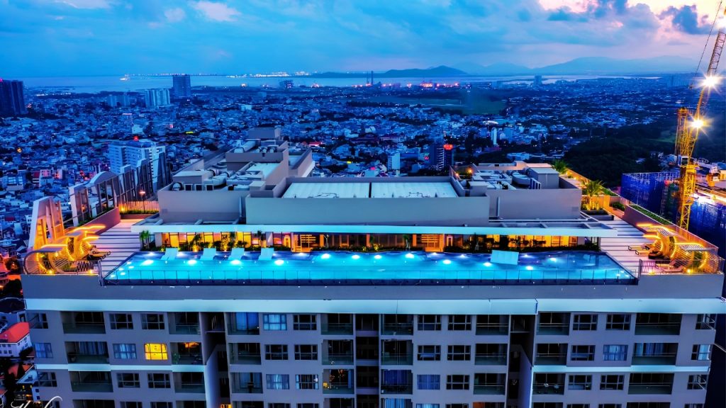 Hồ bơi vô cực trên sân thượng căn hộ The Sóng Vũng Tàu