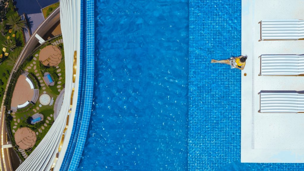 Hồ bơi vô cực trên tầng thượng VIAS Hotel Vũng Tàu với view biển.