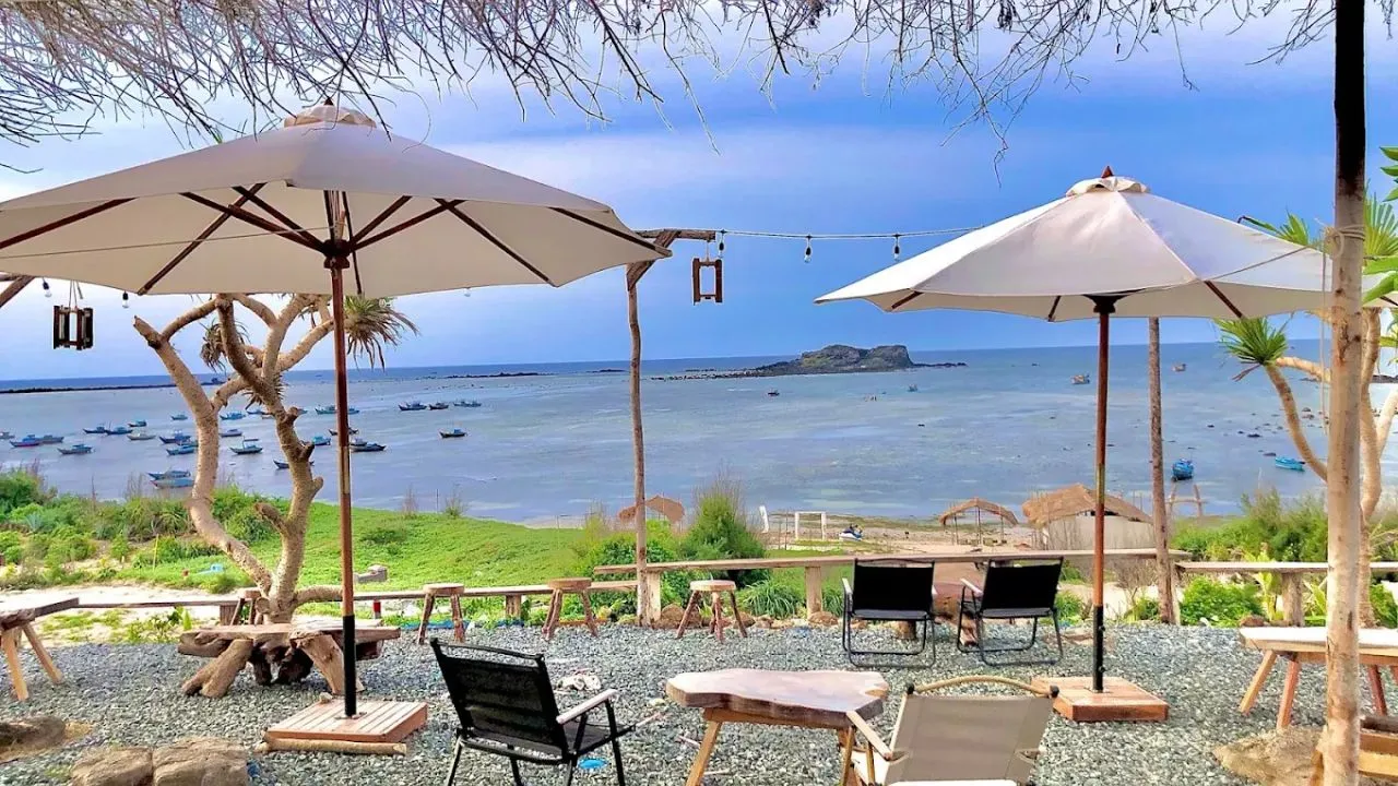 Thủy Triều Cafe & Tea: mộc mạc nhìn ra biển
