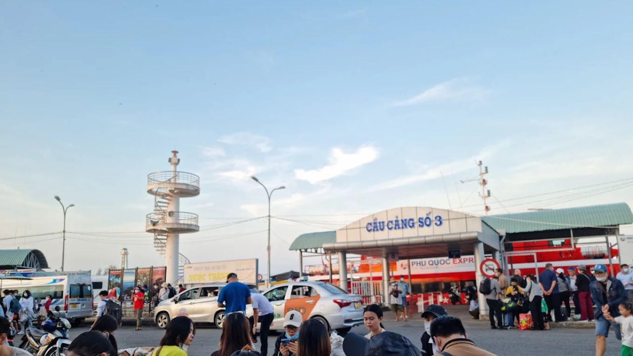 Toàn cảnh bến cảng Rạch Giá rực rỡ buổi sáng với dàn tàu cao tốc hiện đại chuẩn bị xuất bến
