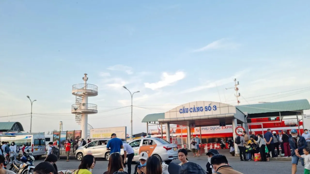 Toàn cảnh bến cảng Rạch Giá rực rỡ buổi sáng với dàn tàu cao tốc hiện đại chuẩn bị xuất bến