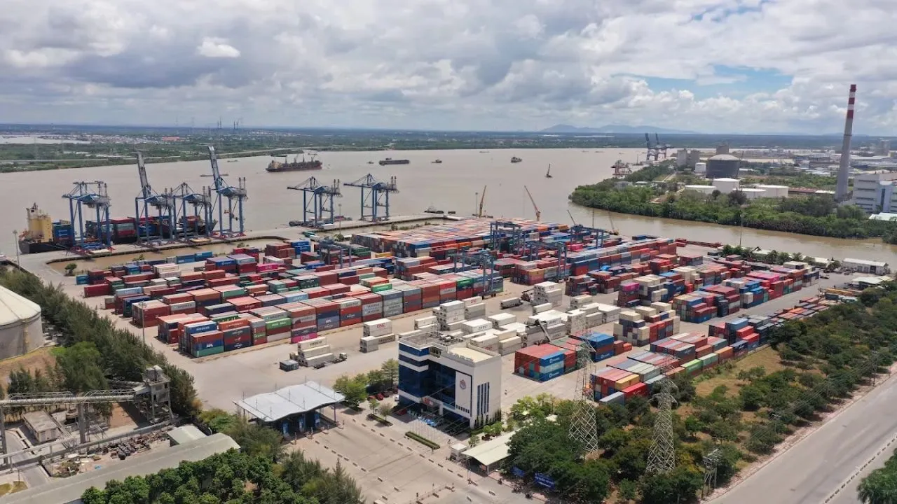 Toàn cảnh cụm bến Cảng Tân Cảng - Hiệp Phước rực rỡ nắng bên dòng sông Soài Rạp