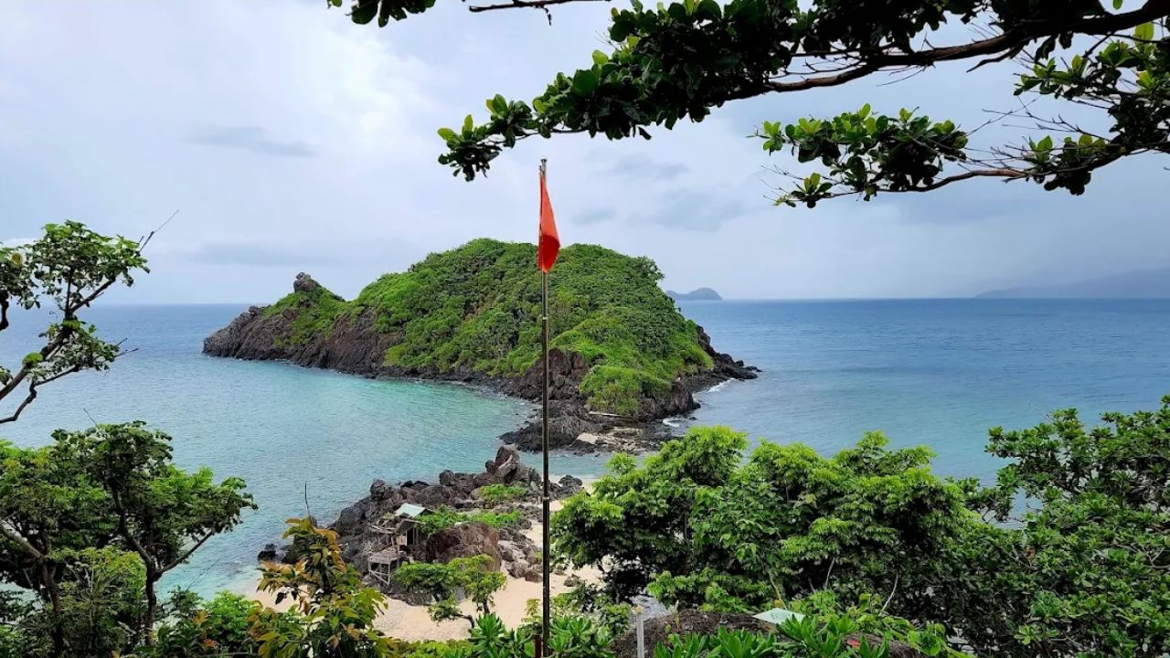 Toàn cảnh Hòn Tre Lớn nhìn từ trên cao, thể hiện rõ hai đảo nối nhau bằng dải cát trắng